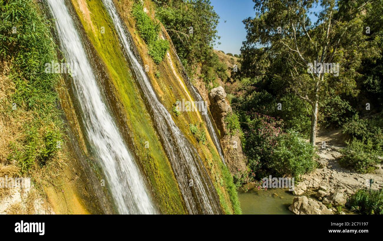 Israel, Obergaliläa, Iyyon River (Nahal Ayun oder Ayun Stream) Naturschutzgebiet. Der Wasserfall der Mühle (Hatahana) und Kreidefelsen. Fotografiert im Juni Stockfoto