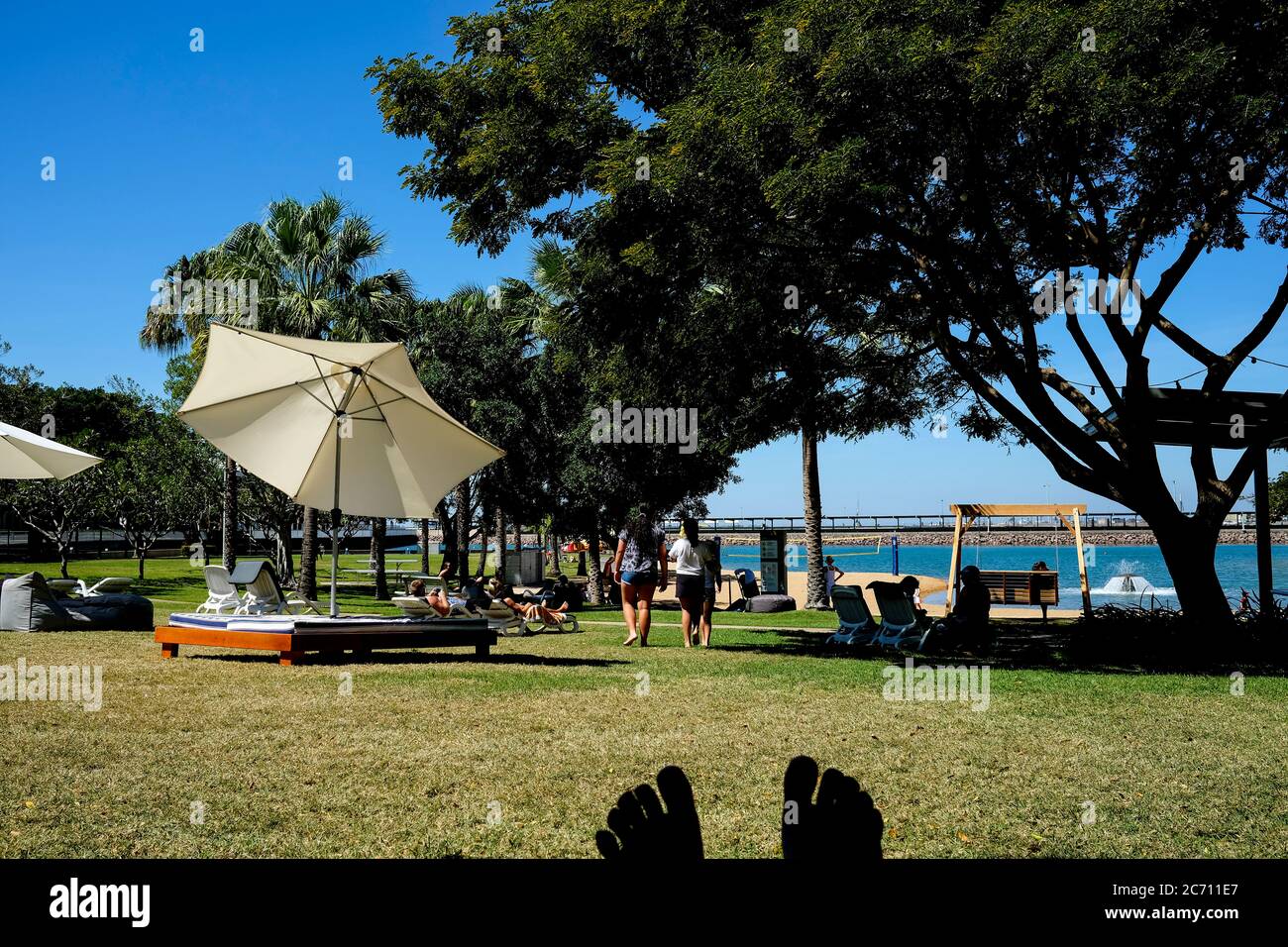 Darwins einzige von Menschen gemachte Strandlagune, die Recreation Lagoon, an der Darwin Waterfront in Darwin, Northern Territory, Australien Stockfoto