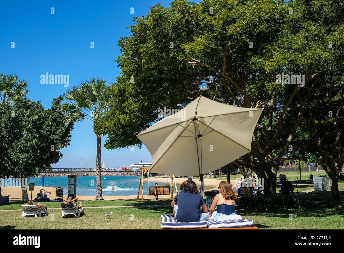 Darwins einzige von Menschen gemachte Strandlagune, die Recreation Lagoon, an der Darwin Waterfront in Darwin, Northern Territory, Australien Stockfoto