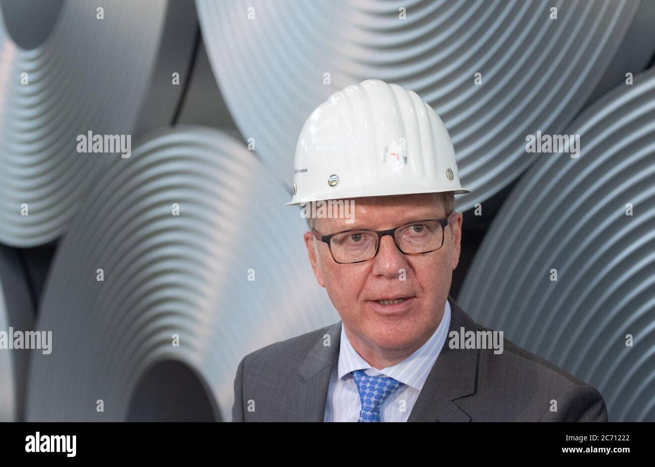 Salzgitter, Deutschland. Juli 2020. Heinz Jörg Fuhrmann, Vorstandsvorsitzender der Salzgitter AG, steht im Werk Salzgitter AG vor dem Spiralstahl (Coils). Der Stahlhersteller Salzgitter AG will die CO2-Emissionen deutlich reduzieren. Im Rahmen der Klimastrategie des Unternehmens soll Kohle bei der Eisenerzeugung schrittweise durch Wasserstoff und Strom aus erneuerbaren Quellen ersetzt werden. Das Ergebnis wäre eine 95-prozentige Reduktion der CO2-Emissionen. Kredit: Julian Stratenschulte/dpa/Alamy Live Nachrichten Stockfoto