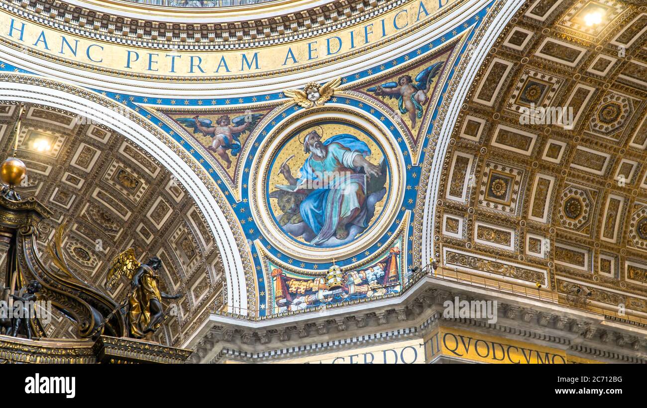 VATIKANSTADT - 8. AUGUST 2016: Päpstliche Basilika St. Peter im Vatikan - weltweit größte Kirche, ist Zentrum des Christentums. Stockfoto