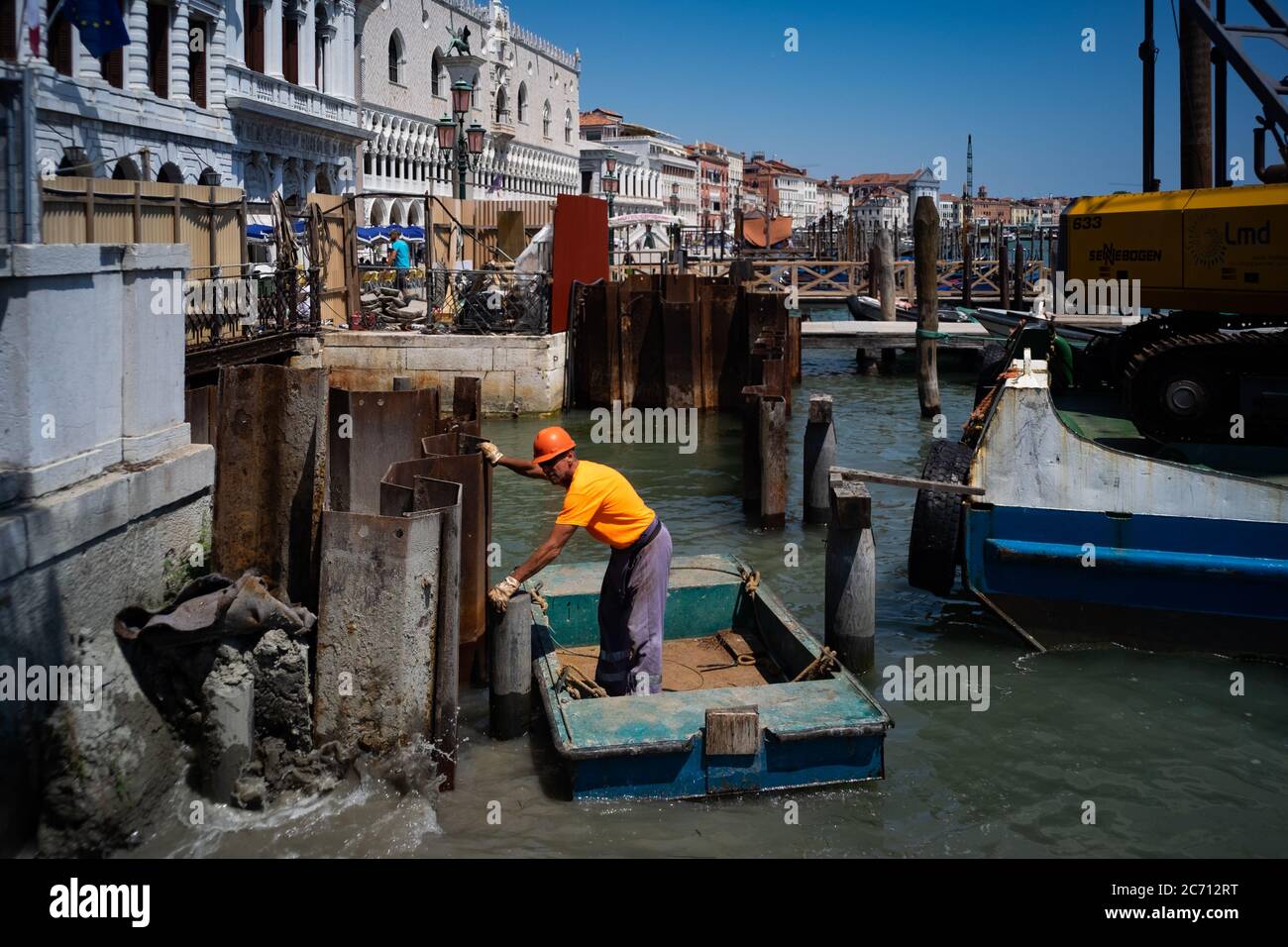 VENEDIG ITALIEN - 09. JULI 2020: Ein Arbeiter arbeitet in einem Kanal in Venedig, vor dem Markusplatz Stockfoto