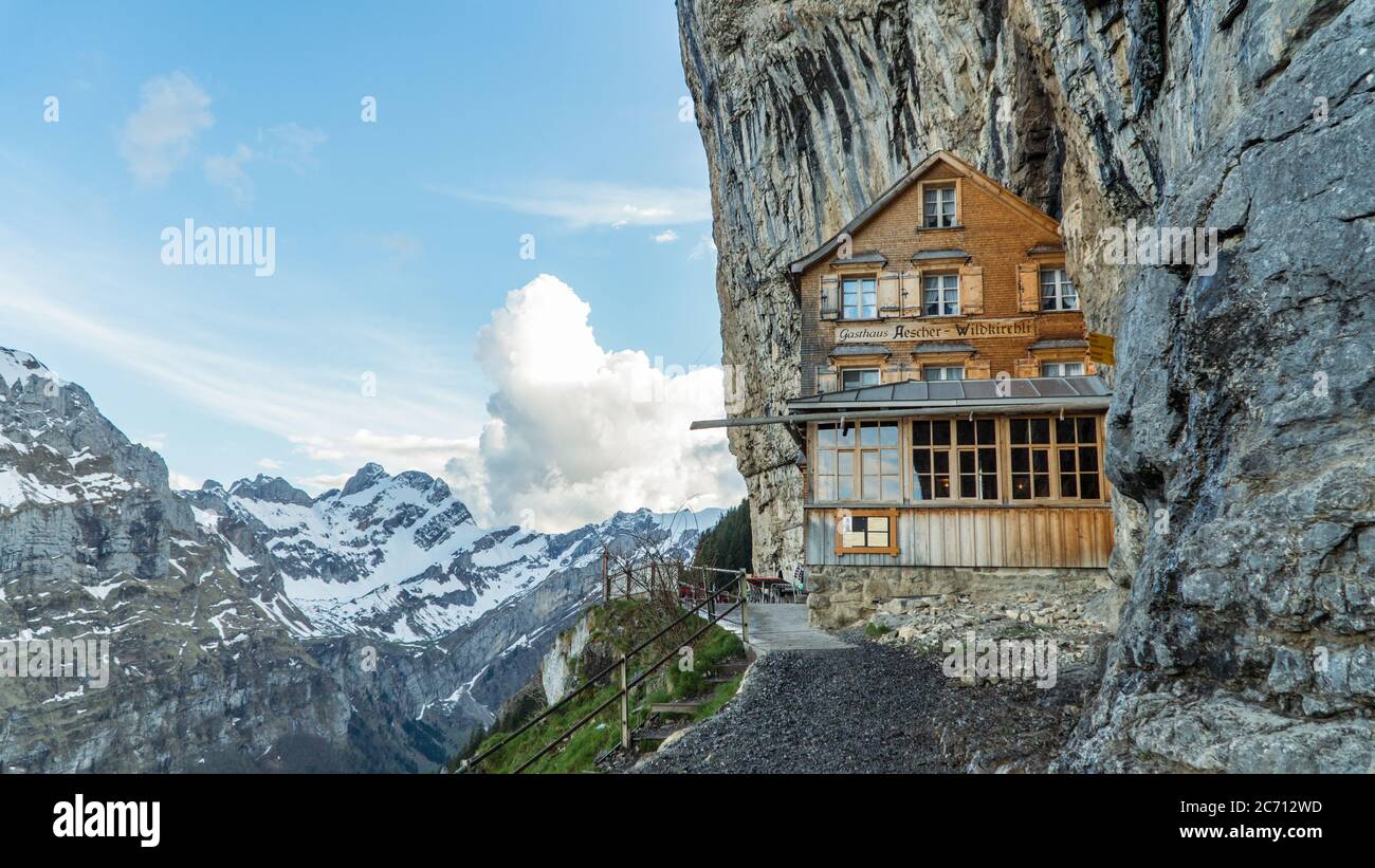 EBENALP, SCHWEIZ, Mai 2017: Ebenalp mit dem berühmten Steilhang-Gasthof Aescher. Ebenalp ist eine attraktive Erholungsregion zum Wandern, Klettern, Skifahren und Stockfoto