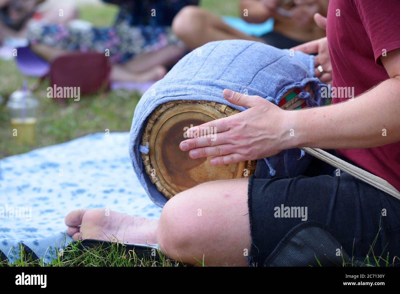 Musiker Handspielendes indisches Schlagzeuginstrument Mridangam für Meditation Stockfoto