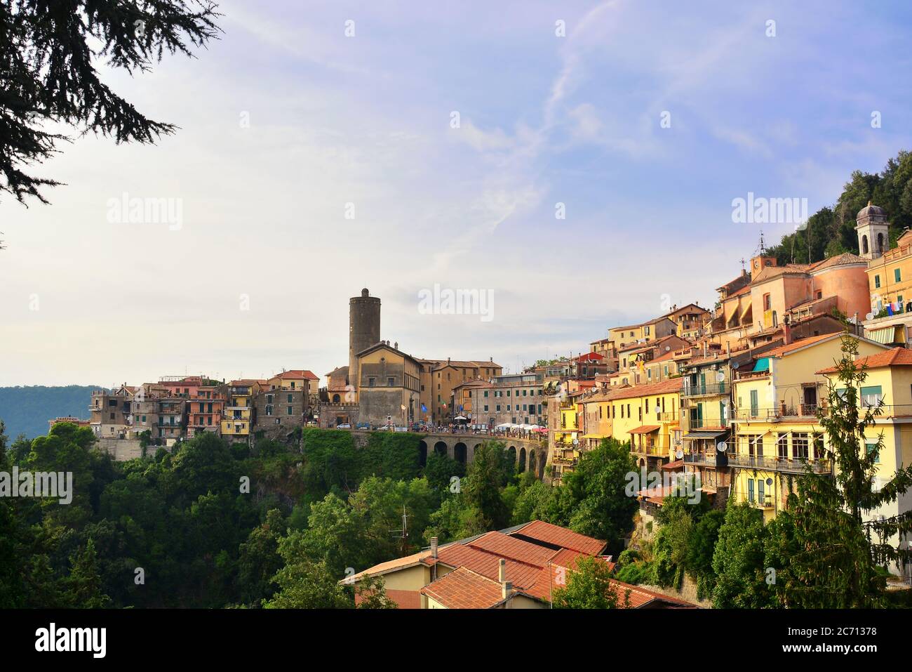 Nemi, Rom, ein kleines schönes Dorf berühmt für seine Erdbeeren Anbau mit Blick auf den gleichnamigen See in der Castelli Romani. Stockfoto