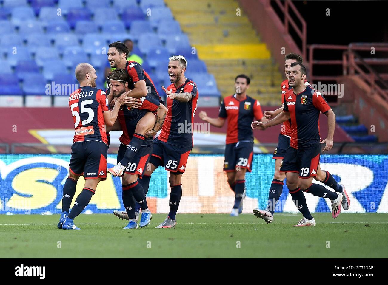 Genua, Italien - 12. Juli 2020: Lasse Schone (2. Von L) von Genua CFC feiert mit seinen Teamkollegen nach einem Tor aus einem Freistoß während der Serie A Fußballspiel zwischen Genua CFC und SPAL. Genua CFC gewann 2-0 gegen SPAL. Quelle: Nicolò Campo/Alamy Live News Stockfoto