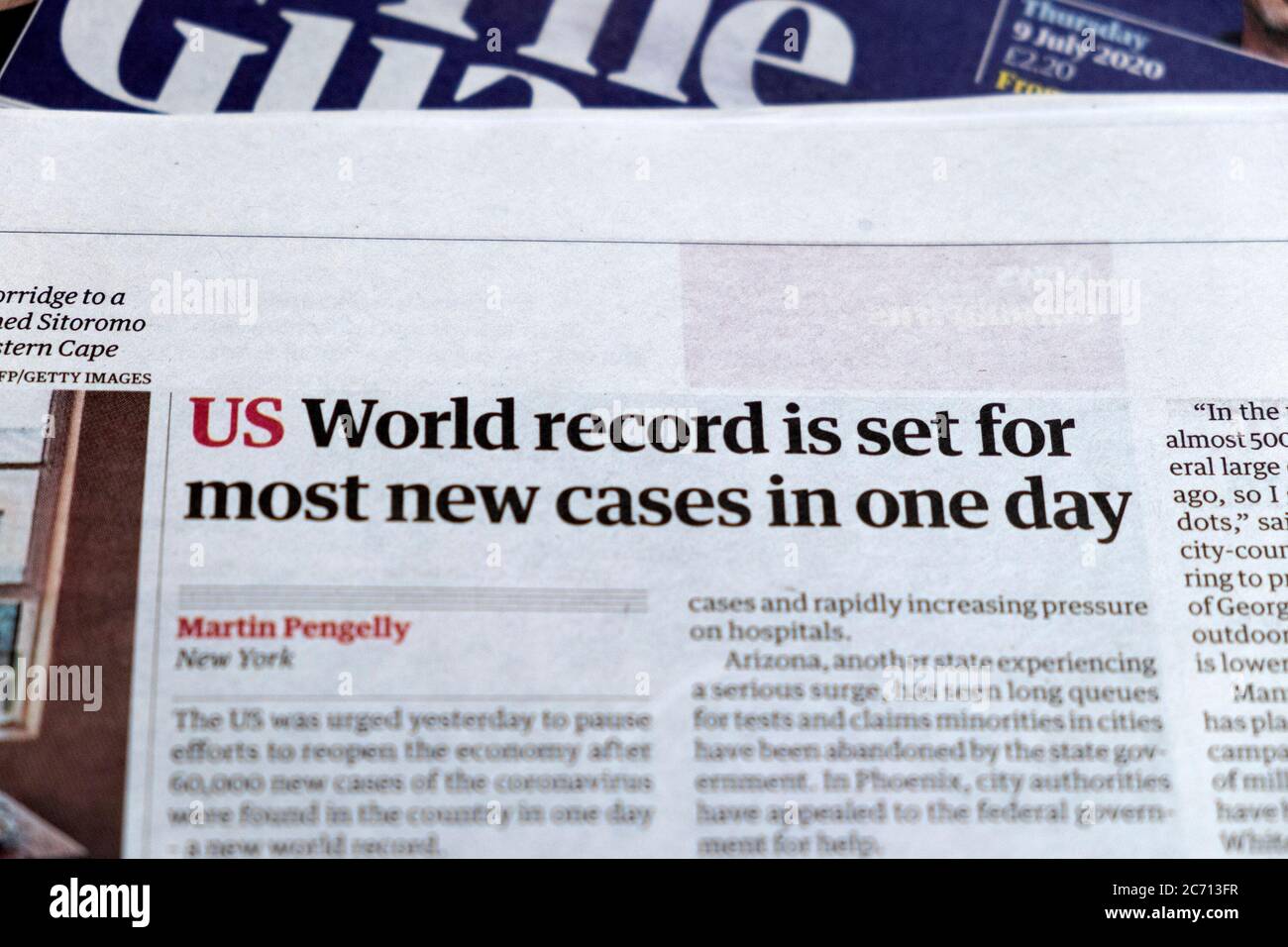 Guardian Artikel Zeitung Überschrift "US Weltrekord ist für die meisten neuen Fälle an einem Tag" Inside Page Clipping im Juni 2020 London England UK Stockfoto