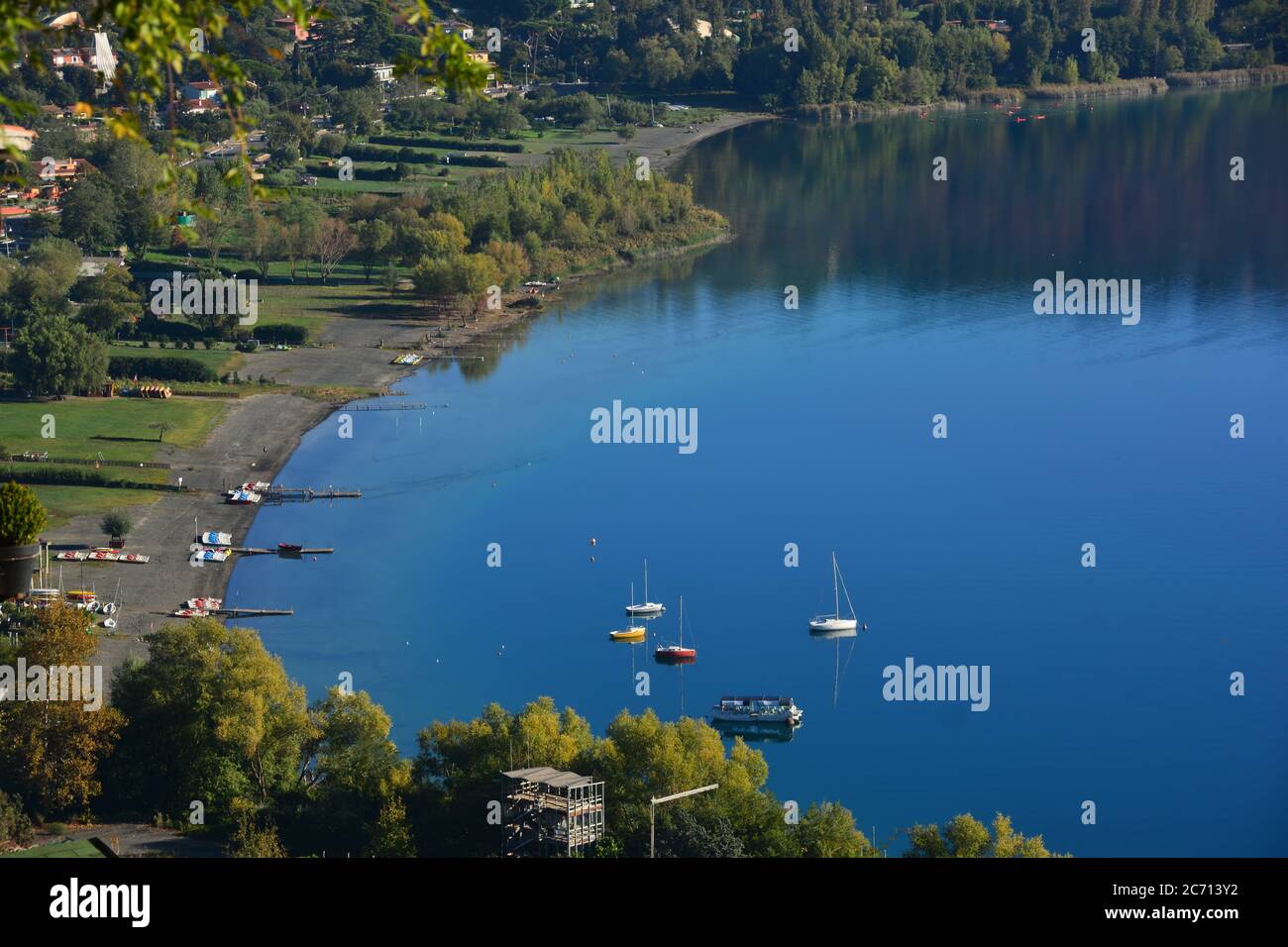 Castelli Romani, Rom, Italien-Albano-See. Der Albano See von einem der vielen Aussichtspunkte des schönen Dorfes Castel Gandolfo aus gesehen. Stockfoto