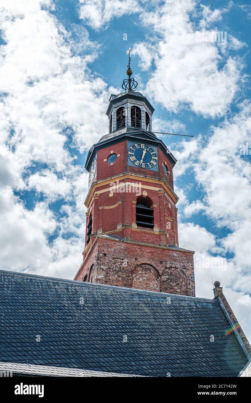 Blick auf die protestantische Kirche Sint Lambertuskerk Stockfoto