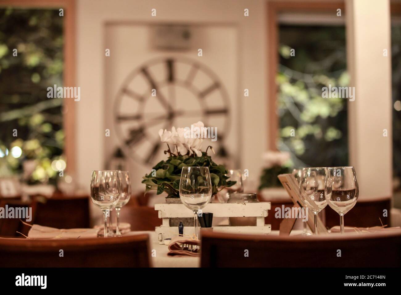 Stimmungsvolles Bild eines festlichen Tischs mit Blumen für ein formelles Abendessen Stockfoto