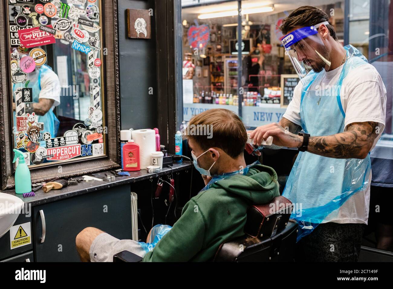 CARDIFF, WALES - 13. JULI 2020: Sleep When You're Dead Tattoo & Barbers öffnen am 1. Tag der Eröffnung ihre Türen für Kunden. Barber sind wegen der Coronavirus-Pandemie seit fast 4 Monaten geschlossen. Foto: John Smith / Alamy Live News Stockfoto