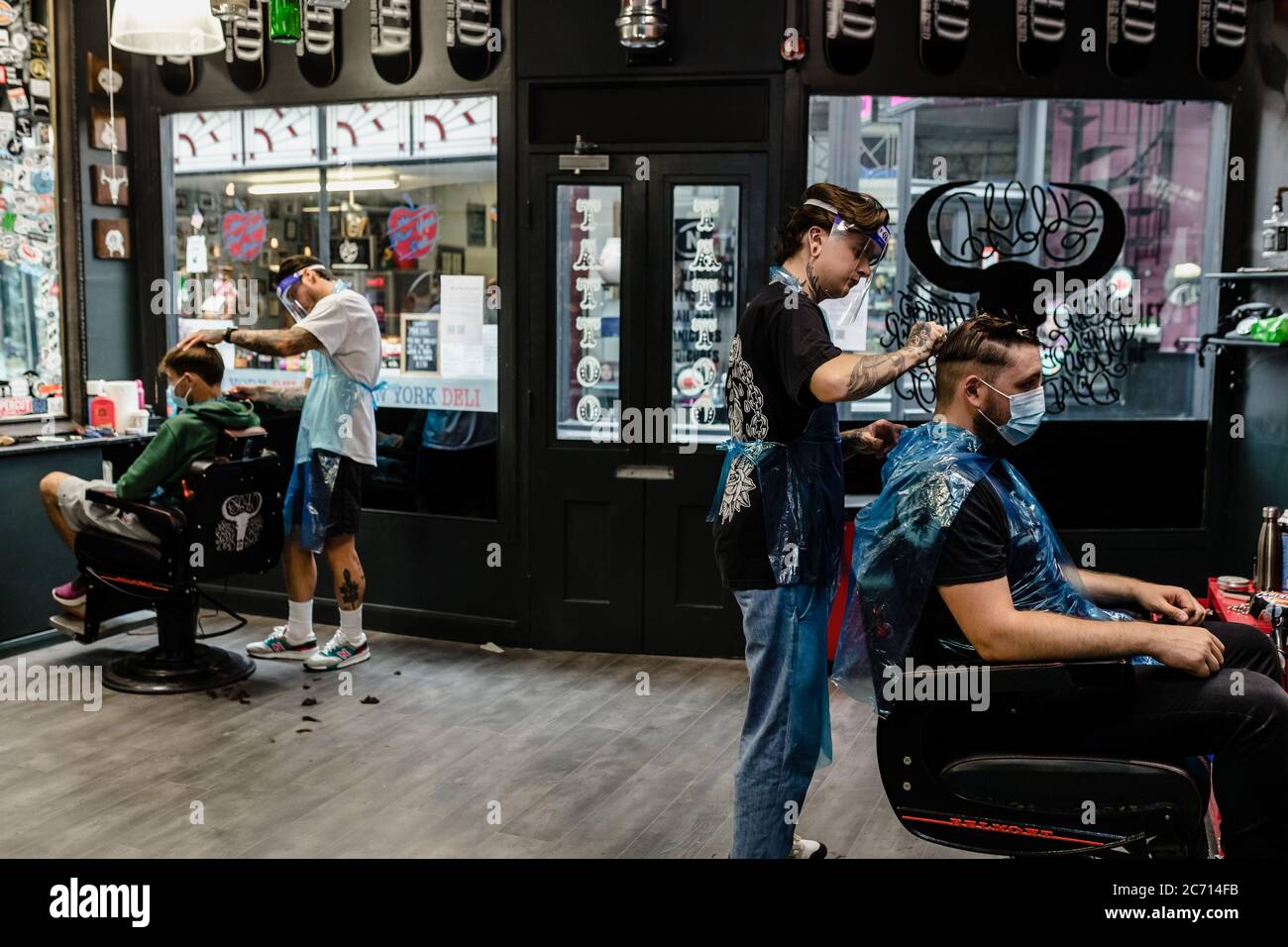 CARDIFF, WALES - 13. JULI 2020: Sleep When You're Dead Tattoo & Barbers öffnen am 1. Tag der Eröffnung ihre Türen für Kunden. Barber sind wegen der Coronavirus-Pandemie seit fast 4 Monaten geschlossen. Foto: John Smith / Alamy Live News Stockfoto