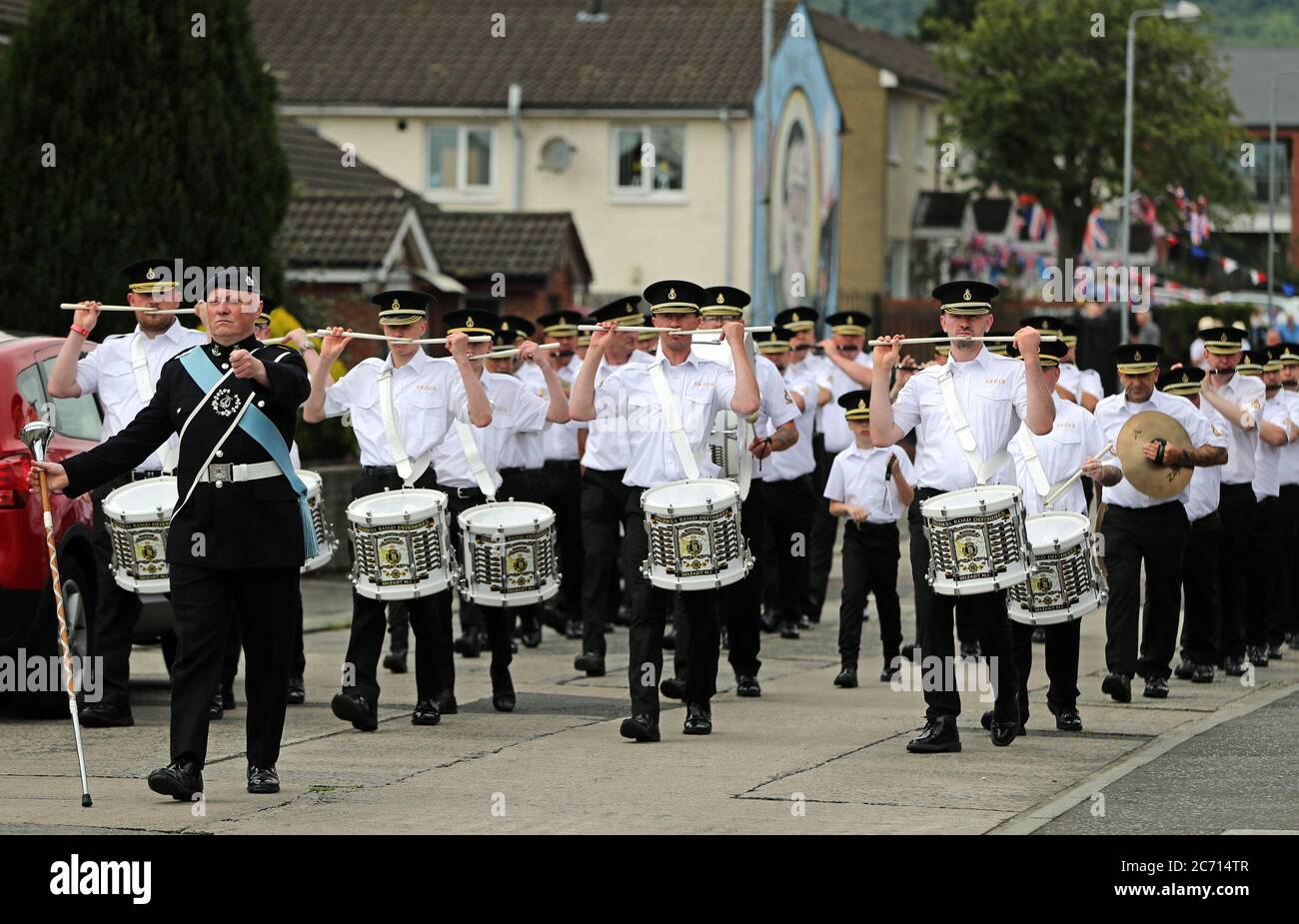 Mitglieder der Flötenband Shankill Road Defenders marschieren durch das untere Shankill-Anwesen, Belfast, zu den Feierlichkeiten zum 12. Juli, die von der Gesellschaft distanziert waren, trotz des Rats, wegen des Coronavirus-Ausbruchs zu Hause zu bleiben. Der Zwölfte wird am 13. Juli gefeiert, da der 12. Juli dieses Jahres auf einen Sonntag fällt. Stockfoto