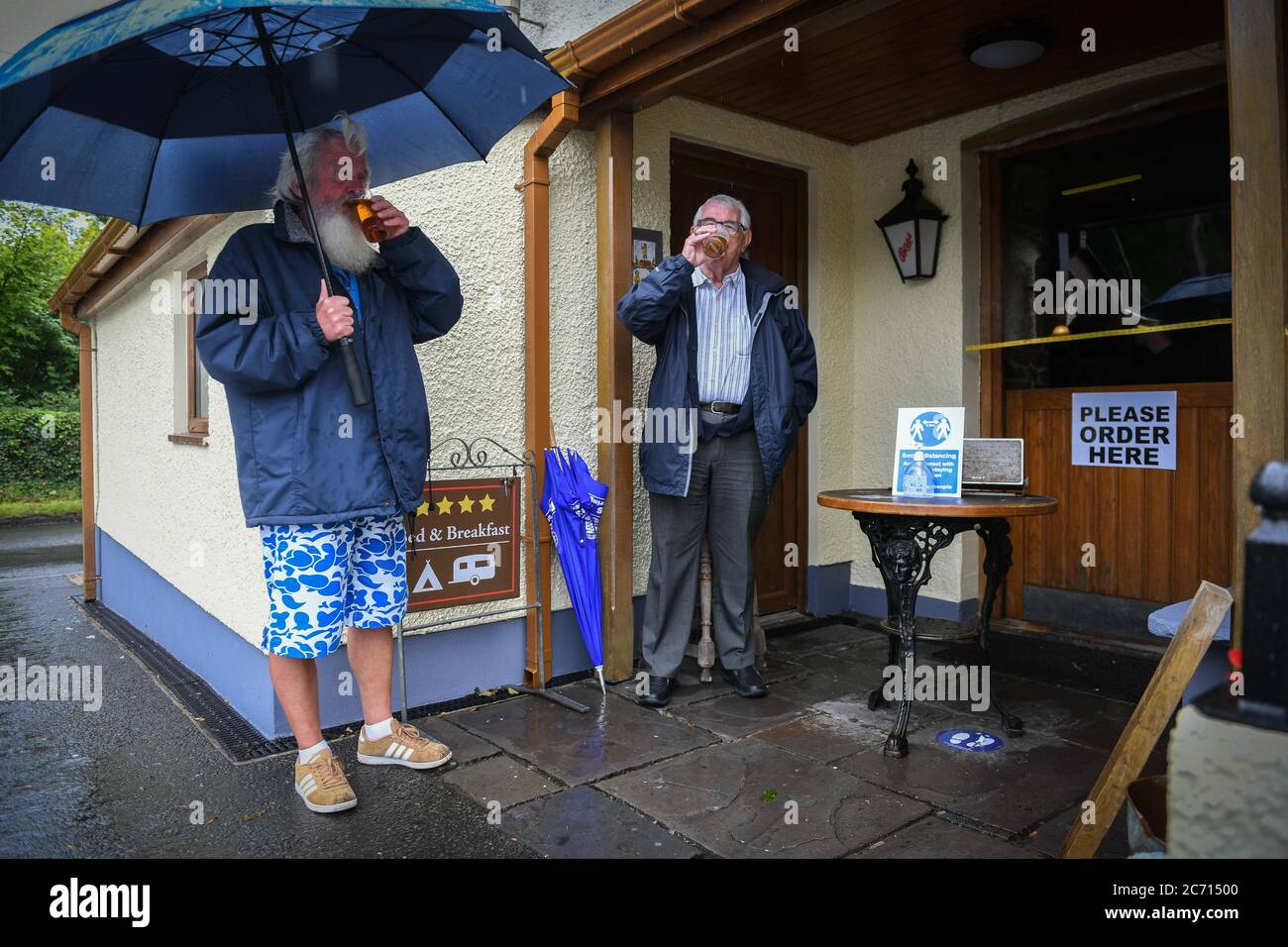 Brecon Beacons, Wales, Großbritannien. Juli 2020. Die Einheimischen im Ancient Britton Pub im Dorf Abercrave in den Brecon Beacons genießen ihre ersten Drinks seit Wochen, da Bars zum ersten Mal seit Schließung der Bar für den Außendienst in Wales geöffnet sind. Kredit : Robert Melen/Alamy Live Nachrichten Stockfoto