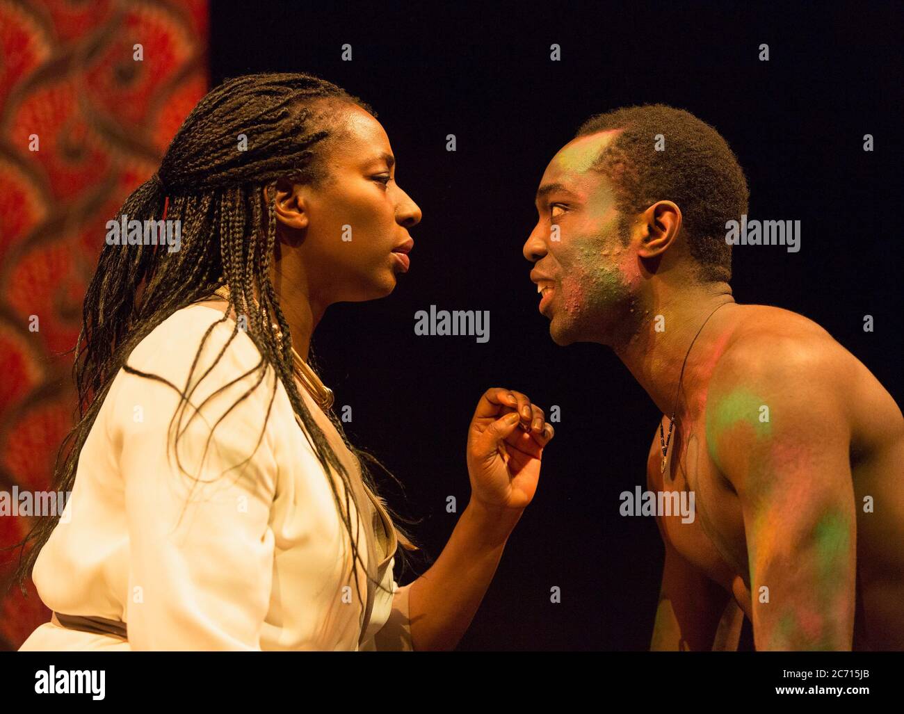 Tanya Moodie (Gertrude), Paapa Essiedu (Hamlet) in HAMLET von Shakespeare in der Royal Shakespeare Company (RSC), Royal Shakespeare Theatre, Stratford-upon-Avon 22/03/2016 Design: Paul Wills Beleuchtung: Paul Anderson Regie: Simon Godwin Stockfoto