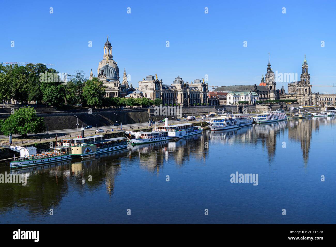 Dresden, Deutschland. Juli 2020. Blick auf die historische Altstadt-Landschaft mit der Kuppel der Kunstakademie (l-r), der Frauenkirche, der Akademie der Künste, der Brühlschen Terrasse, dem Ständehaus, dem Hausmannsturm und der Hofkirche am Morgen. Im Vordergrund sind die Schiffe der Sächsischen Dampfschiffahrt auf der Terasse angedockt. Quelle: Robert Michael/dpa-Zentralbild/dpa/Alamy Live News Stockfoto