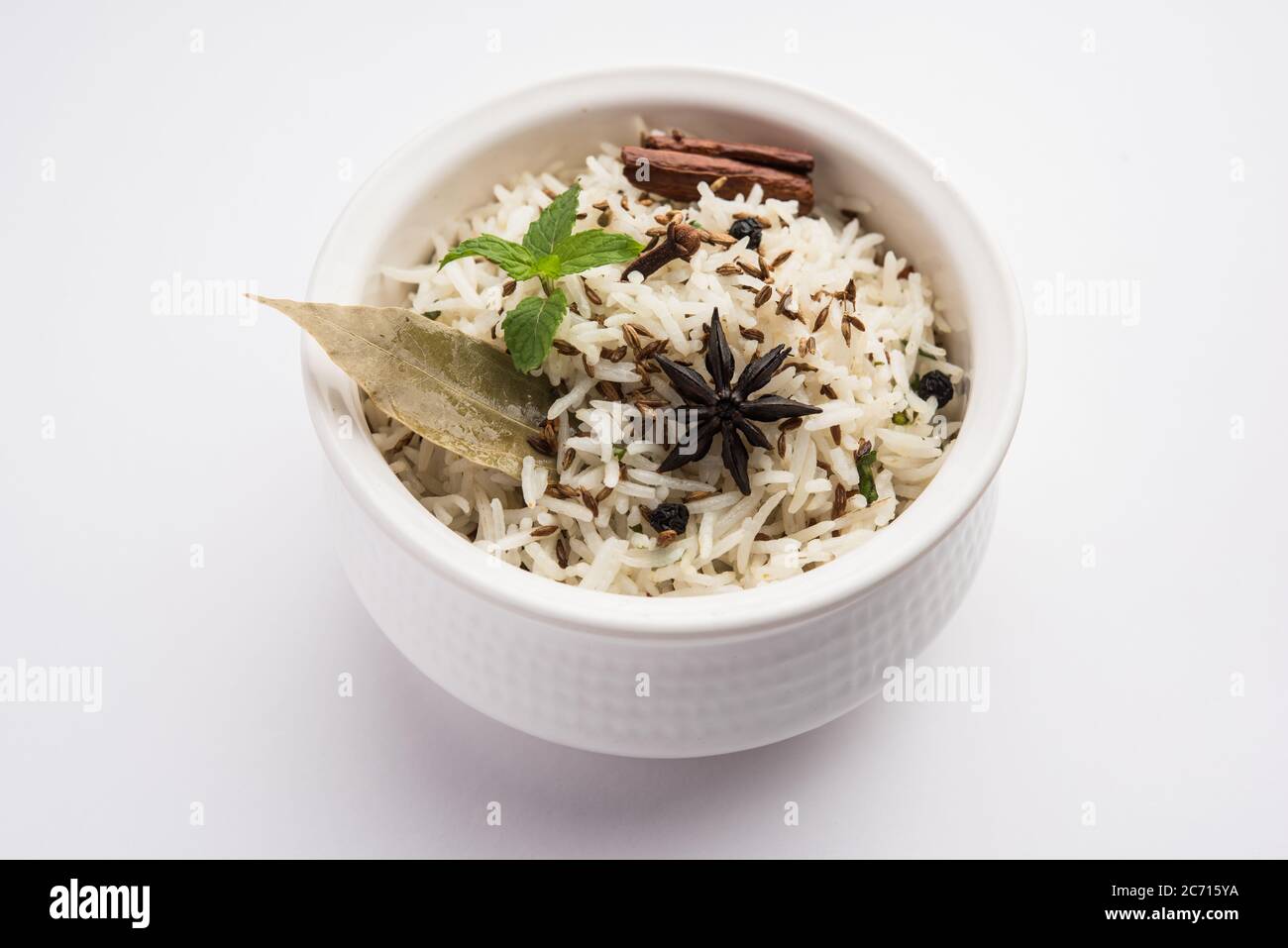 Kreuzkümmel oder Jeera Rice ist ein beliebtes indisches Hauptgericht aus Basmati-Reis mit einfachen Gewürzen Stockfoto