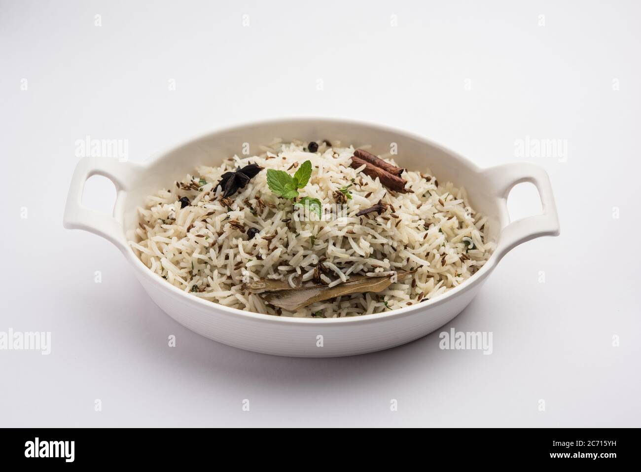 Kreuzkümmel oder Jeera Rice ist ein beliebtes indisches Hauptgericht aus Basmati-Reis mit einfachen Gewürzen Stockfoto