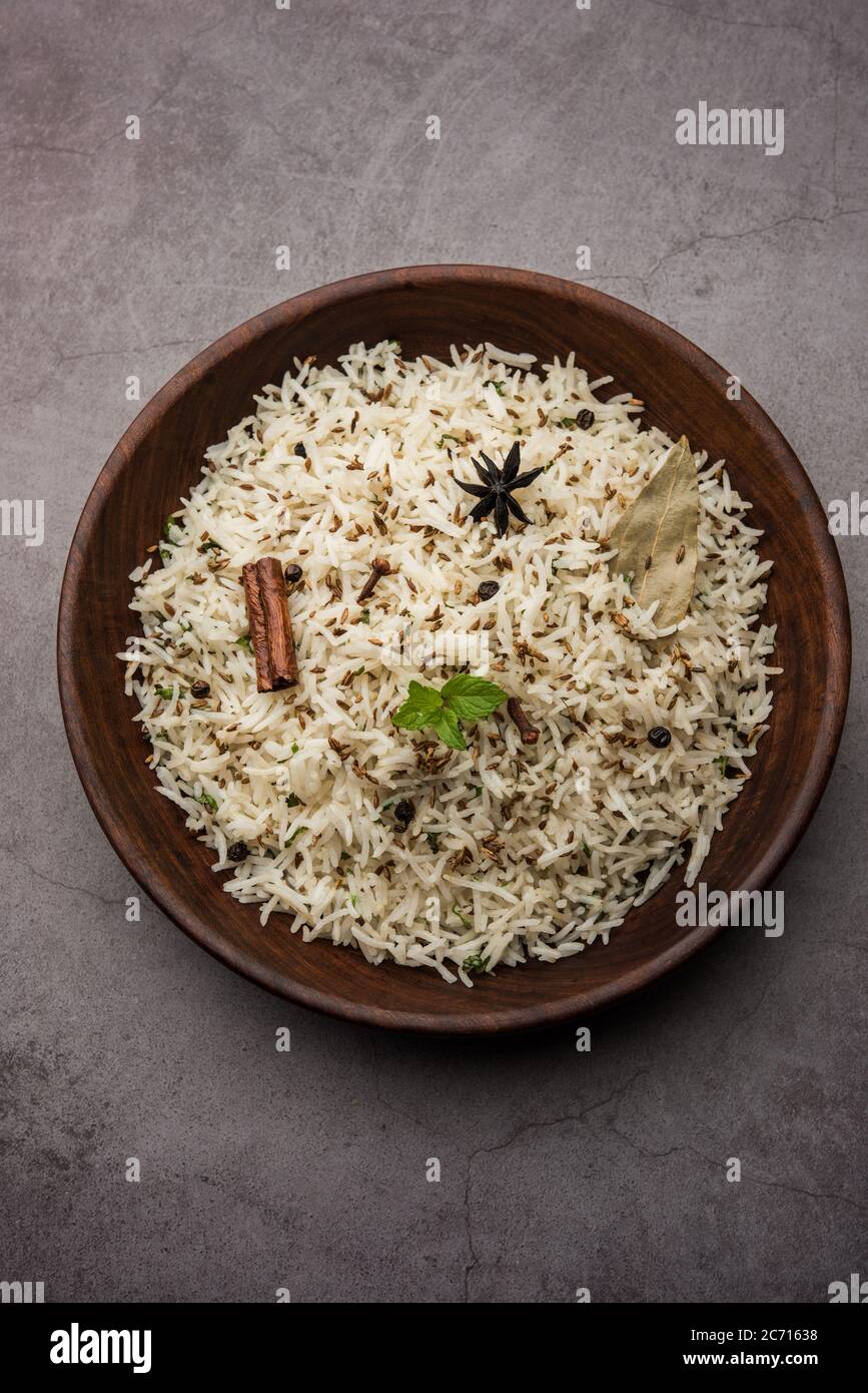 Kreuzkümmel oder Jeera Rice ist ein beliebtes indisches Hauptgericht aus Basmati-Reis mit einfachen Gewürzen Stockfoto