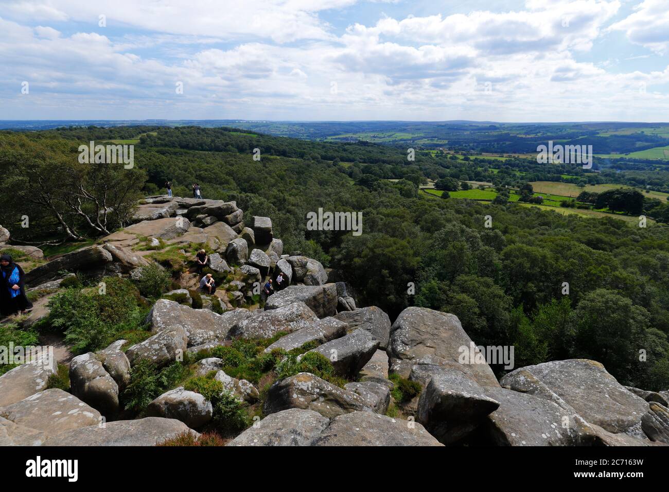 Brimham Rocks in North Yorkshire, gehört dem National Trust und ist ideal für Familien. Die natürliche Gesteinsformation entstand vor 325 Millionen Jahren Stockfoto