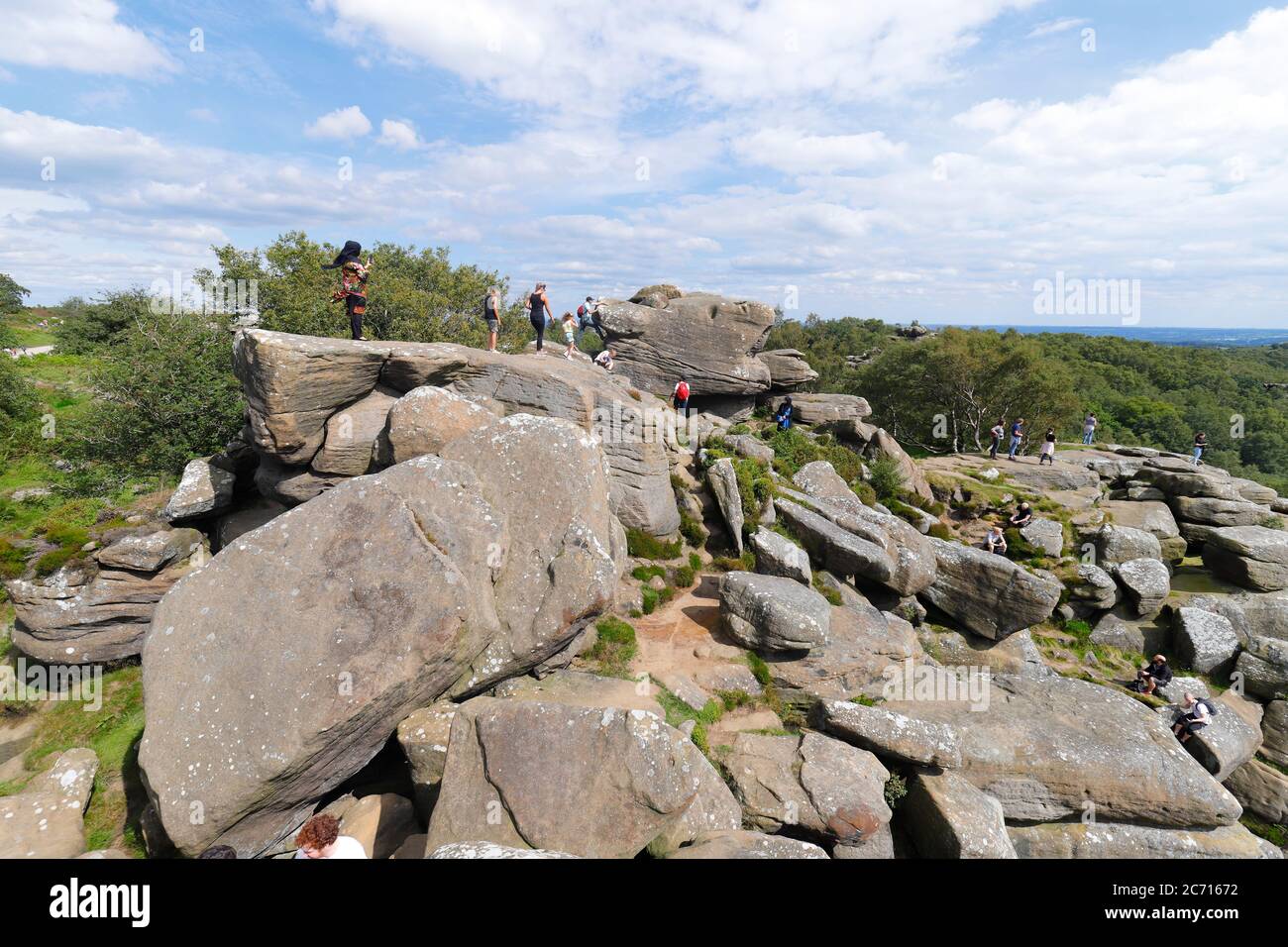 Brimham Rocks in North Yorkshire, gehört dem National Trust und ist ideal für Familien. Die natürliche Gesteinsformation entstand vor 325 Millionen Jahren Stockfoto