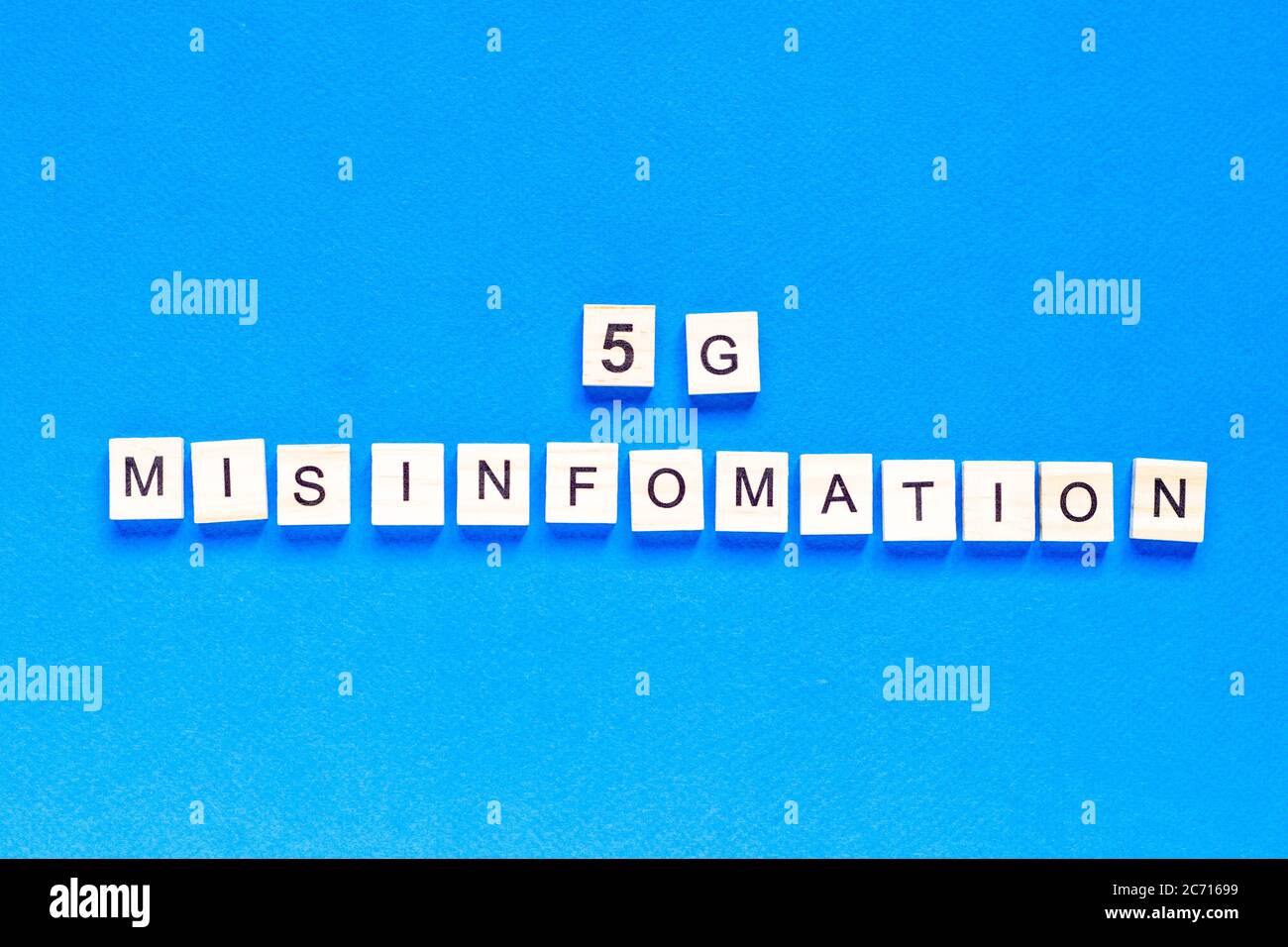 5 g Mystifizierung. 5 G. fünf G's, geschrieben in Holzbuchstaben auf blauem Hintergrund. Flaches Layout. Wireless-Netzwerk. Neue Technologie. Draufsicht. Stockfoto
