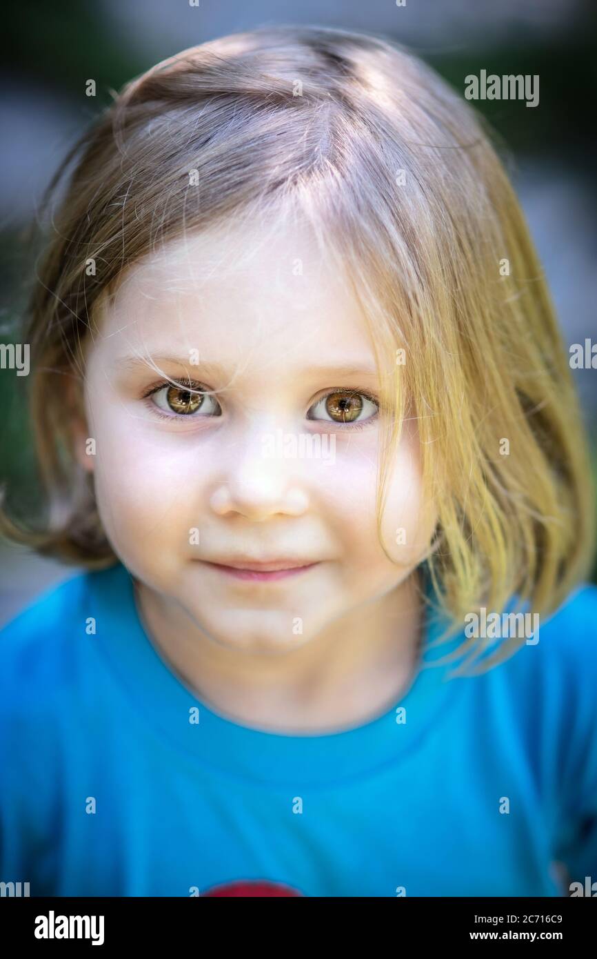 Portrait eines kleinen Mädchens mit unordentlichen Haaren. Gelassenheit und Unschuld Konzept. Stockfoto
