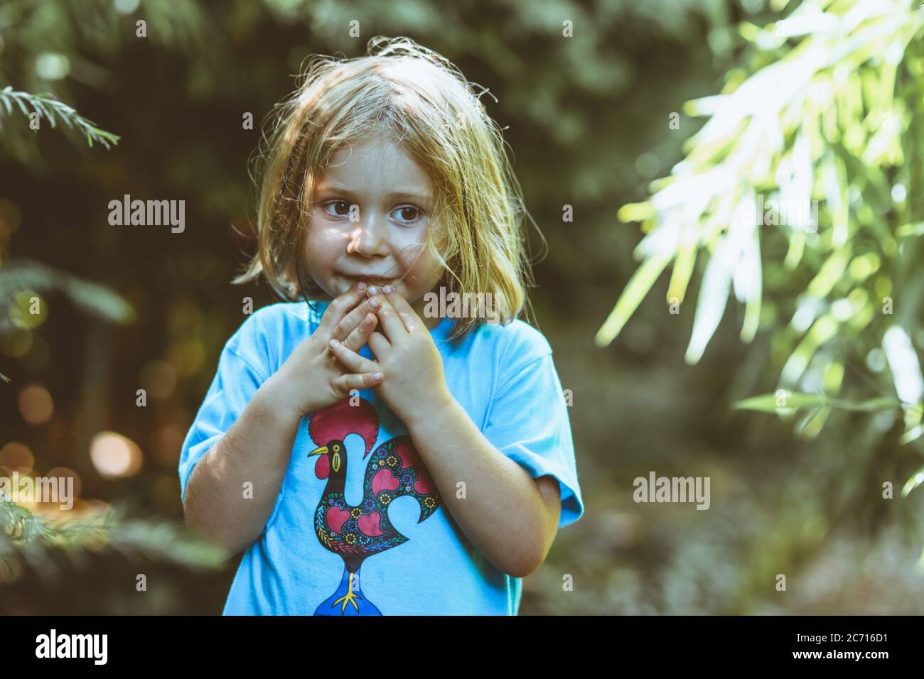 Portrait eines kleinen Mädchens mit unordentlichen Haaren. Gelassenheit und Unschuld Konzept. Stockfoto