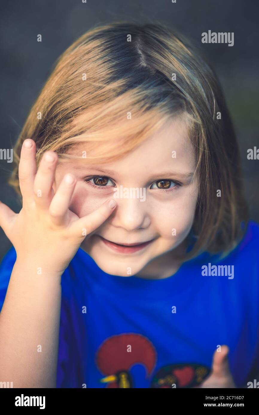 Porträt eines lächelnden kaukasischen kleinen Mädchens. Konzept der Leichtigkeit und Kindheit. Stockfoto