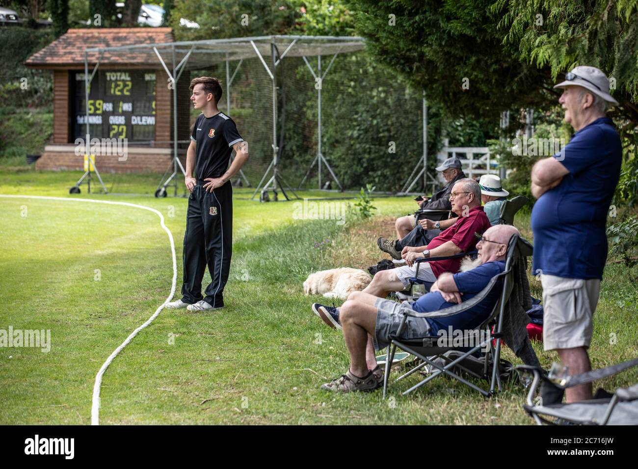 Die Zuschauer kehren zum Henley Cricket Club zurück, um ihren lokalen Club-Cricketspielern Wargrave zu beobachten, während die Saison nach der Coronavirus-Sperre in Großbritannien beginnt Stockfoto