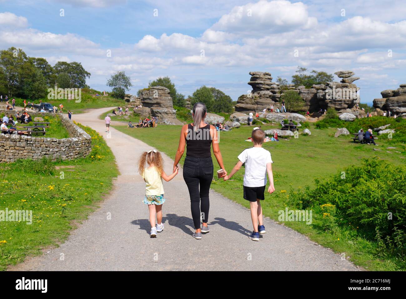 Eine Mutter nimmt ihre Kinder mit auf einen Spaziergang zu Brimham Rocks in den Yorkshire Dales, die von National Trust gehört. Stockfoto