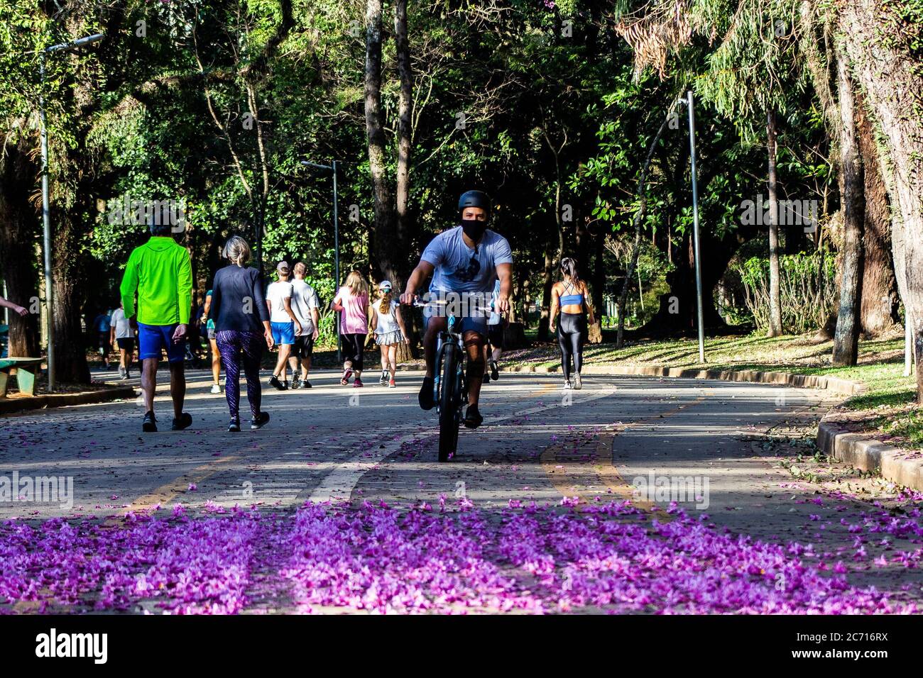 13. Juli 2020, Sao Paulo, Sao Paulo, Brasilien: (NEUE) Bewegung im Ibirapuera Park. 13. Juli 2020, Sao Paulo, Brasilien: Bewegung im Ibirapuera Park, in der südlichen Zone der Stadt Sao Paulo, die diesen Montag wieder eröffnet wurde. Die Hauptstadt von Sao Paulo teilweise wieder eröffnet, Parks und auch Fitness-Zentren. Siebzig Stadtparks, darunter Ibirapuera, werden für die Öffentlichkeit wieder geöffnet, aber mit Einschränkungen. Ibirapuera im Süden und Carmo im Osten sind von 6 bis 16 Uhr in Betrieb. Der Rest von 10 bis 16 Uhr. Die Parks werden nur an Wochentagen, von Montag bis Freitag, betrieben, um Menschenmassen zu vermeiden.C Stockfoto