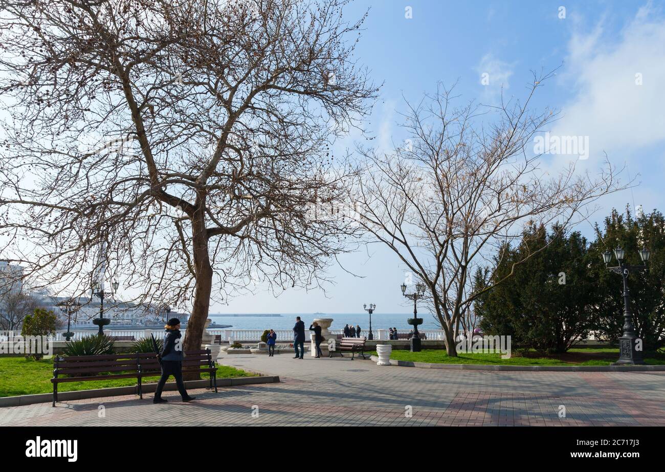 Sewastopol, Krim - 25. März 2017: Die Menschen gehen auf dem Boulevard am Meer am Frühlingstag Stockfoto