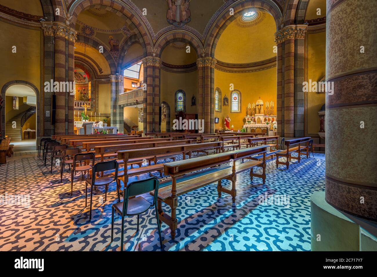 Innenansicht des Kirchenschiffs, Holzbänke und Altar in der Kirche Madonna della Moretta in Alba - kleine Stadt im Piemont, Italien. Stockfoto