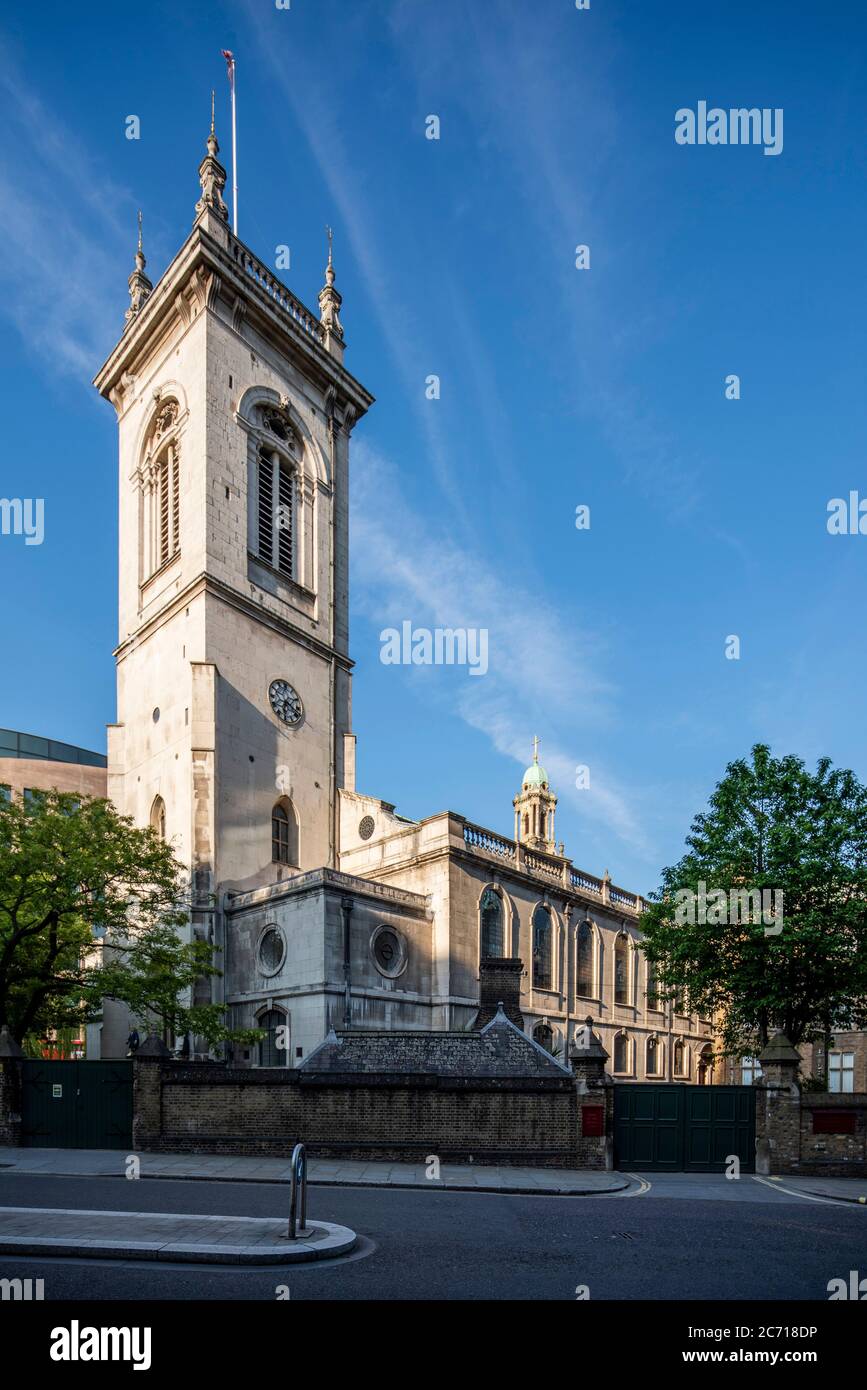 Schräge Ansicht von der südwestlichen Ecke mit Turm und Hauptteil der Kirche. Christopher Wren Kirchen - St. Andrew Holborn, London, Vereinigtes Königreich. Bogen Stockfoto