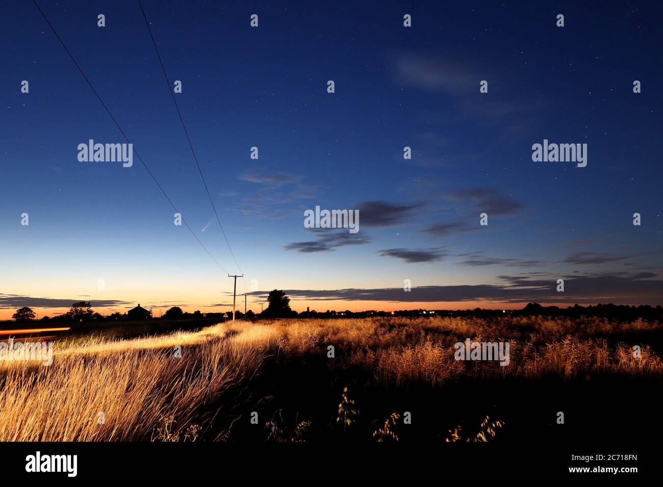 Komet NEOWISE (C/2020 F3) kurz nach der Dämmerung im ländlichen Sufffolk, Großbritannien, fotografiert, Blick nach Norden, direkt vor Stowmarket. Stockfoto