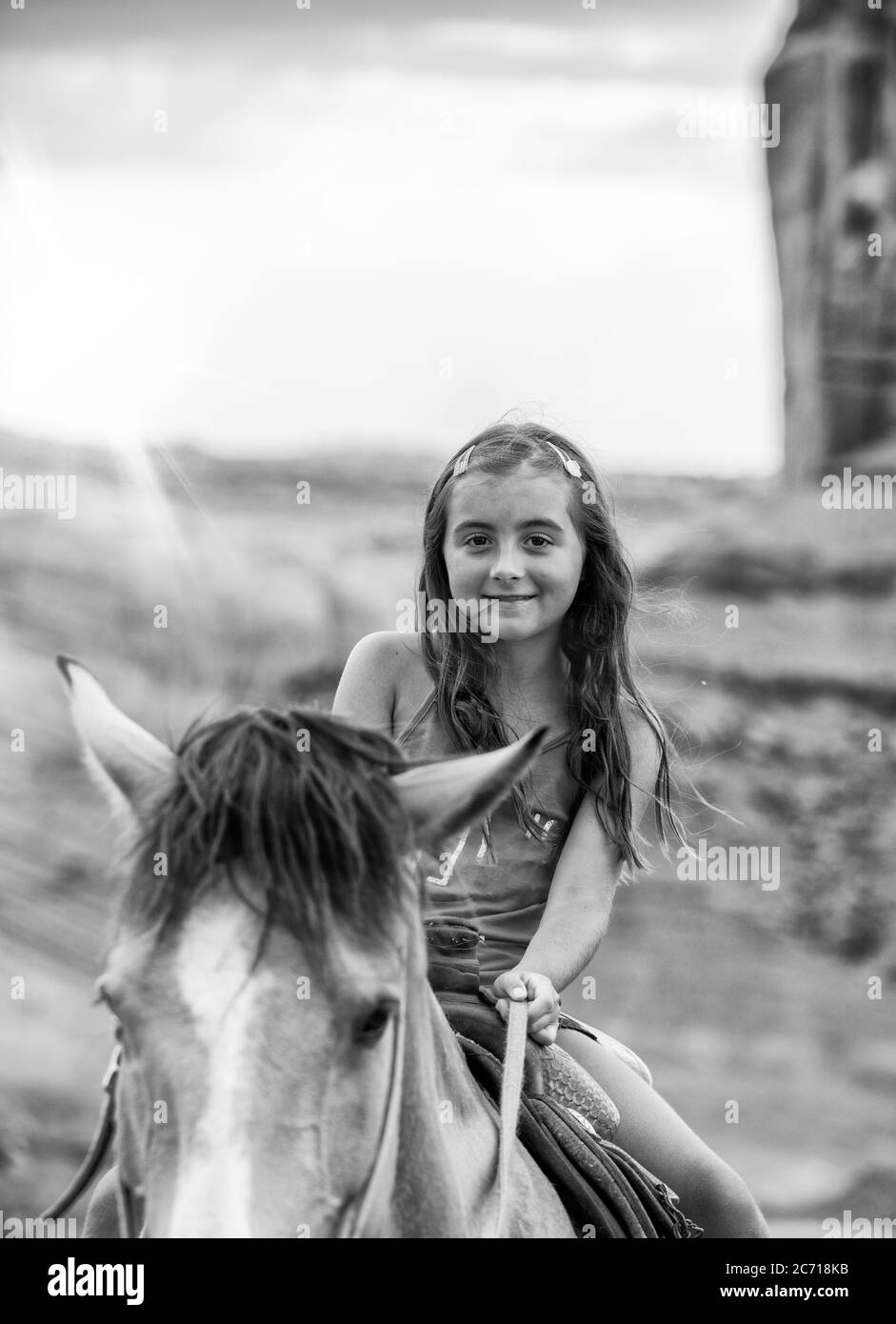 Junges Mädchen Reiten Pferd in der schönen Monument Valley. Stockfoto