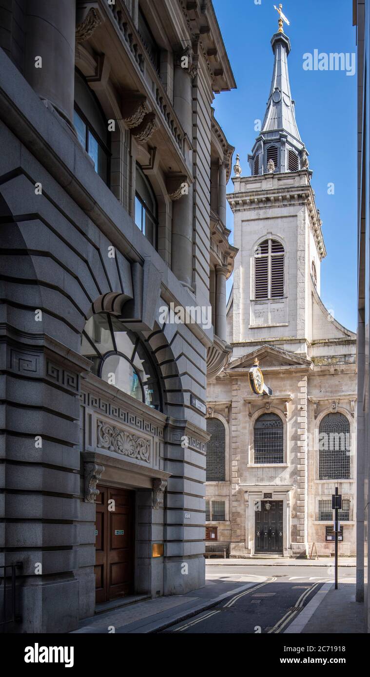 Verdeckte Sicht auf die Kirche mit dem Turm und Haupteingang deutlich sichtbar von Clement's Lane. Christopher Wren Kirchen - St. Edmund der Kin Stockfoto