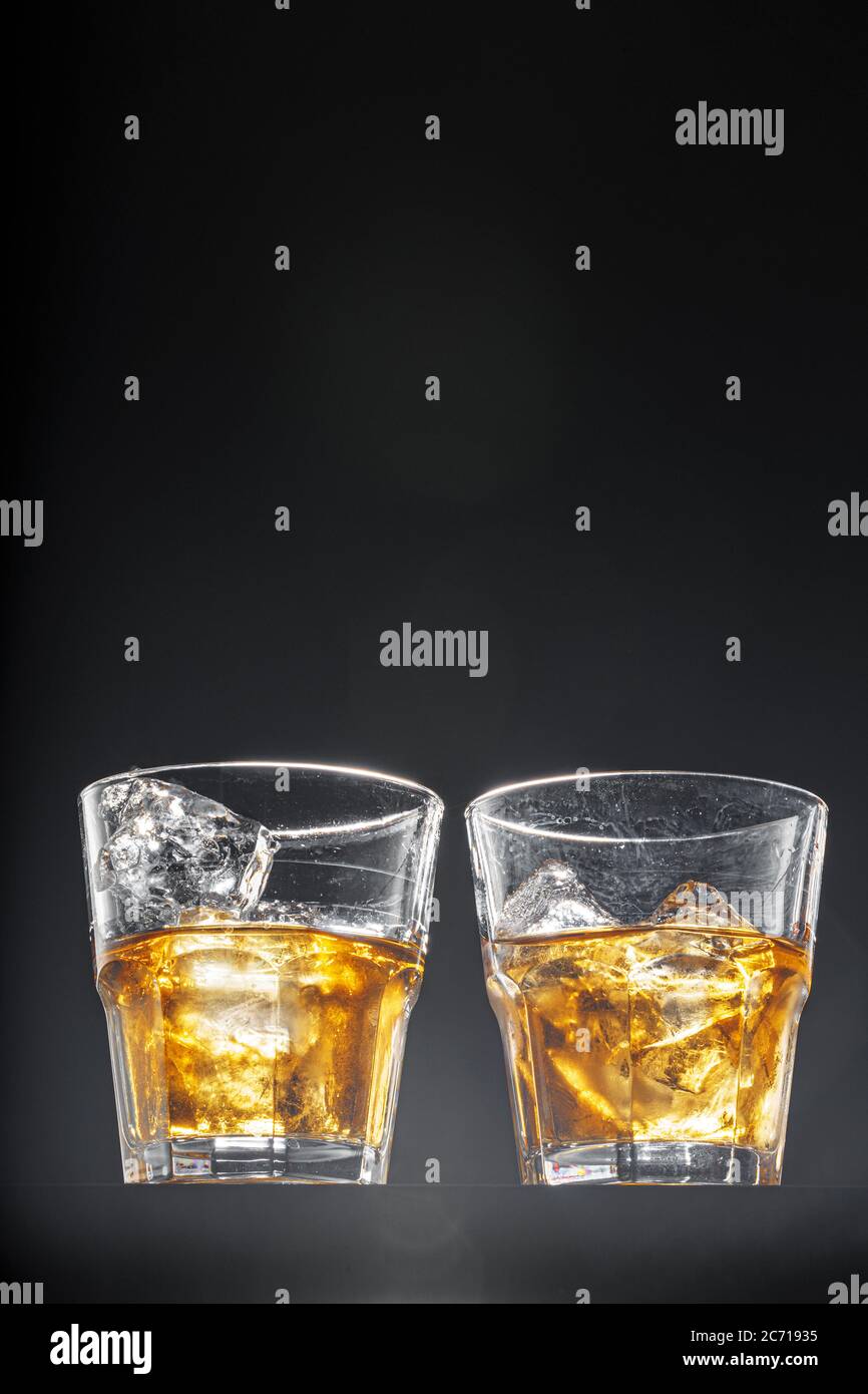 Glas Whisky auf schwarzem Hintergrund, Kopierraum Stockfoto