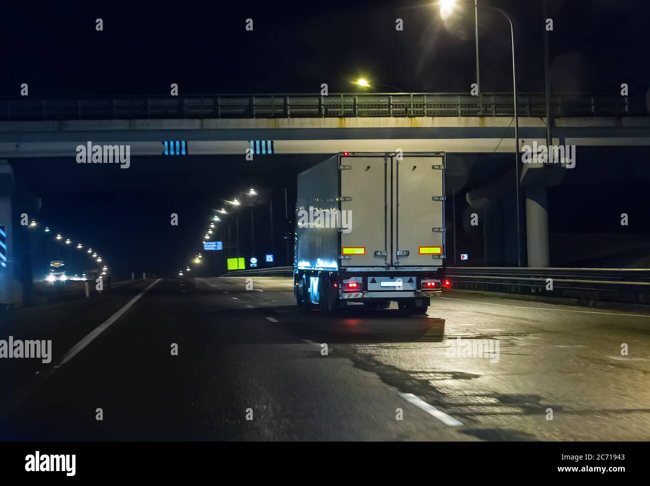 Das Fahrzeug bewegt sich auf land Autobahn bei Nacht Stockfoto