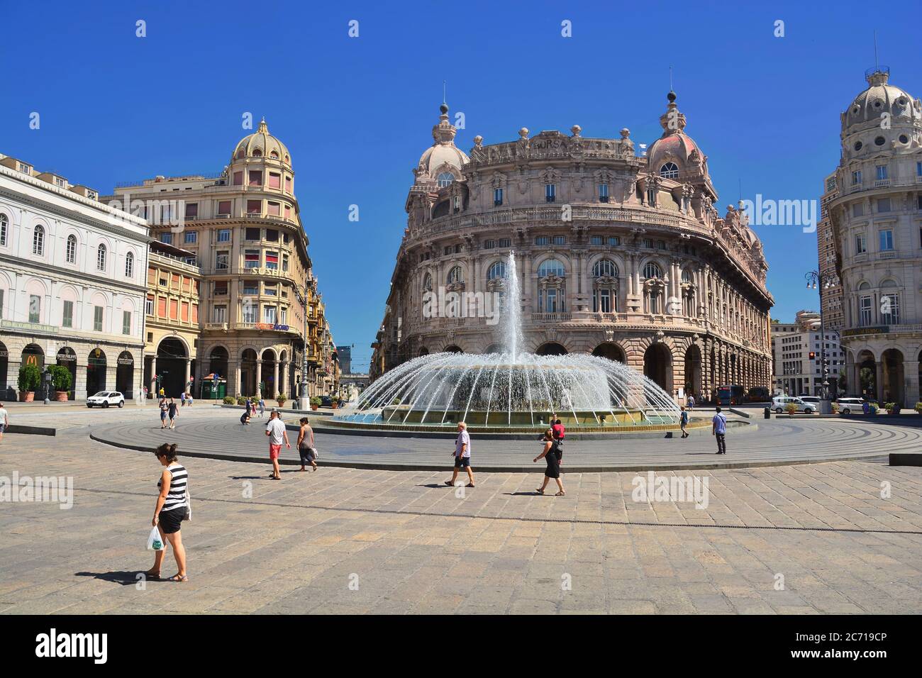 Die Piazza De Ferrari mit ihrem schönen Brunnen und ihren prächtigen Palästen ist der Hauptplatz Genuas. Stockfoto