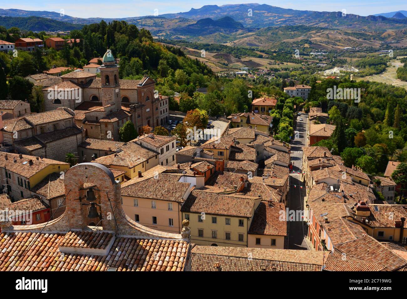 Verucchio. Ein herrlicher Blick über die Dächer des Dorfes und die umliegende Landschaft von der Spitze des Hauptturms der Festung. Stockfoto