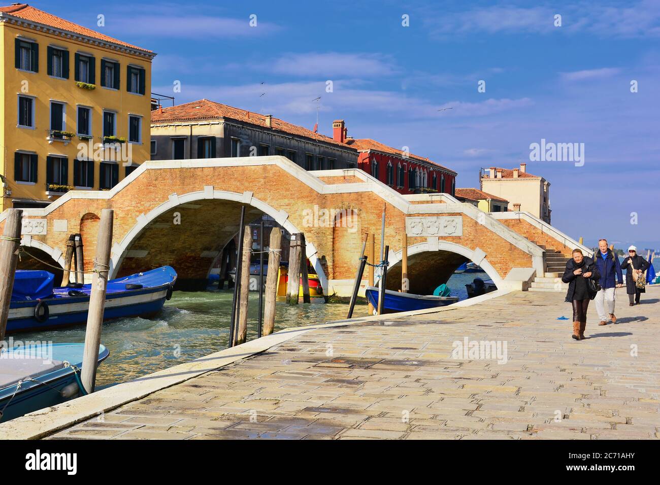 Venedig, Italien.die Tre Archi Brücke ist eine der wichtigsten Brücken in Venedig und überquert den Cannaregio Kanal auf etwa der Hälfte seiner Länge. Stockfoto