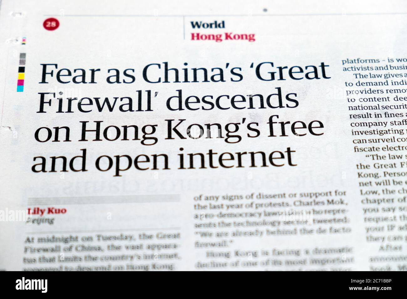 "Angst als Chinas "große Firewall" geht auf Hongkongs kostenloses und offenes Internet herab" Schlagzeile in The Guardian London England UK 8 July 2020 Stockfoto