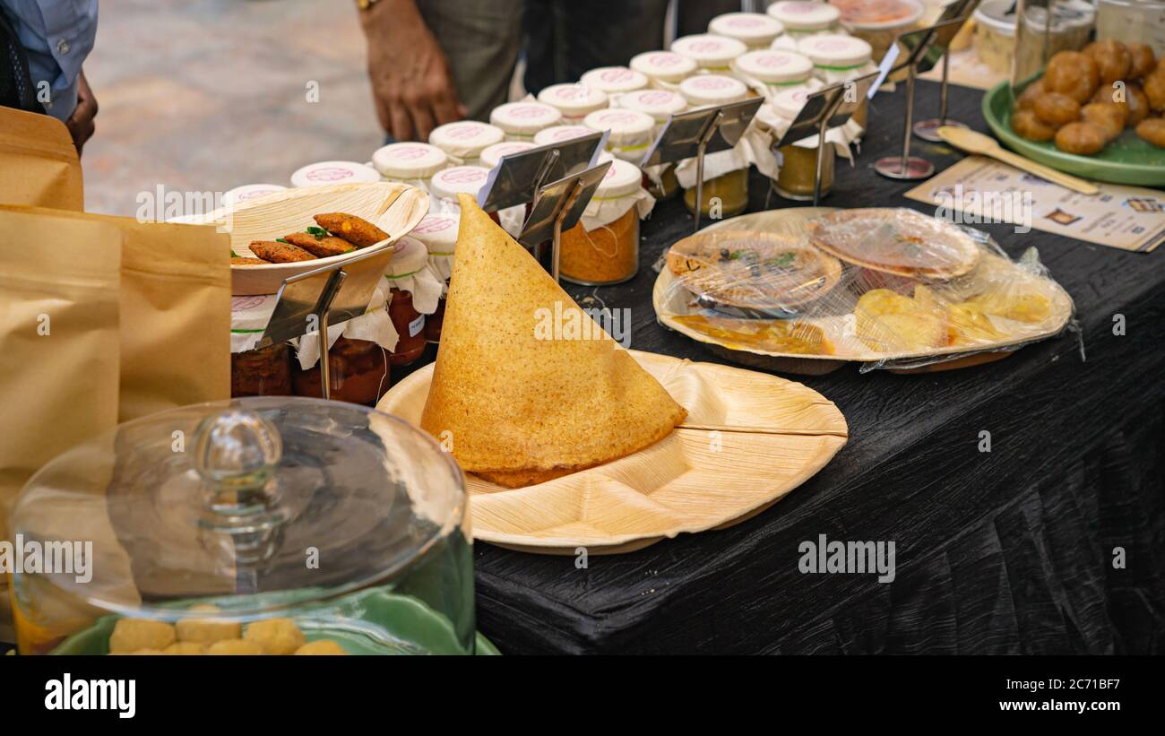 Dosa und andere südindische Lebensmittel auf einem Food Festival Stockfoto