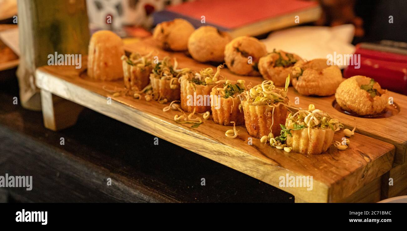 Indisches Chaat-Essen auf einem Food Festival Stockfoto