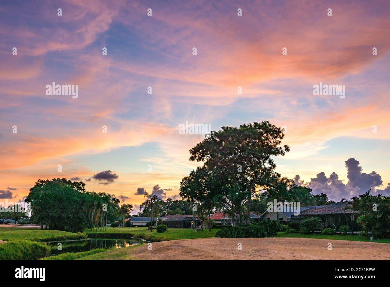 Sarasota, USA, 12.Juli 2020 - Sonnenuntergang über den Meadows Wohngebiet in Sarasota, Florida. Kredit: Enrique Shore/Alamy Stock Foto Stockfoto