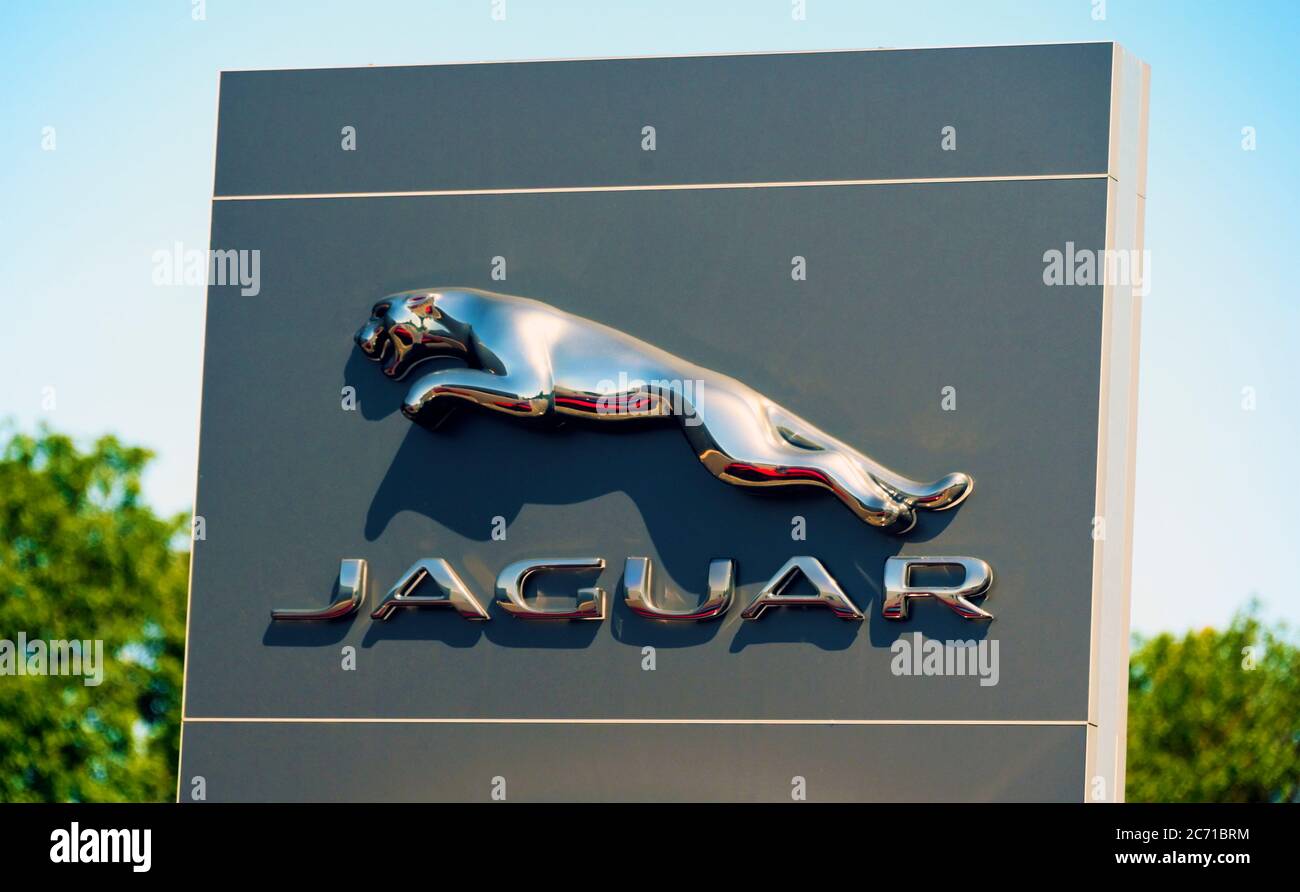 Jaguar Cars Logo. Kentdale Land Rover Händler, Shap Road Kendal, Cumbria, England, Großbritannien, Europa. Stockfoto