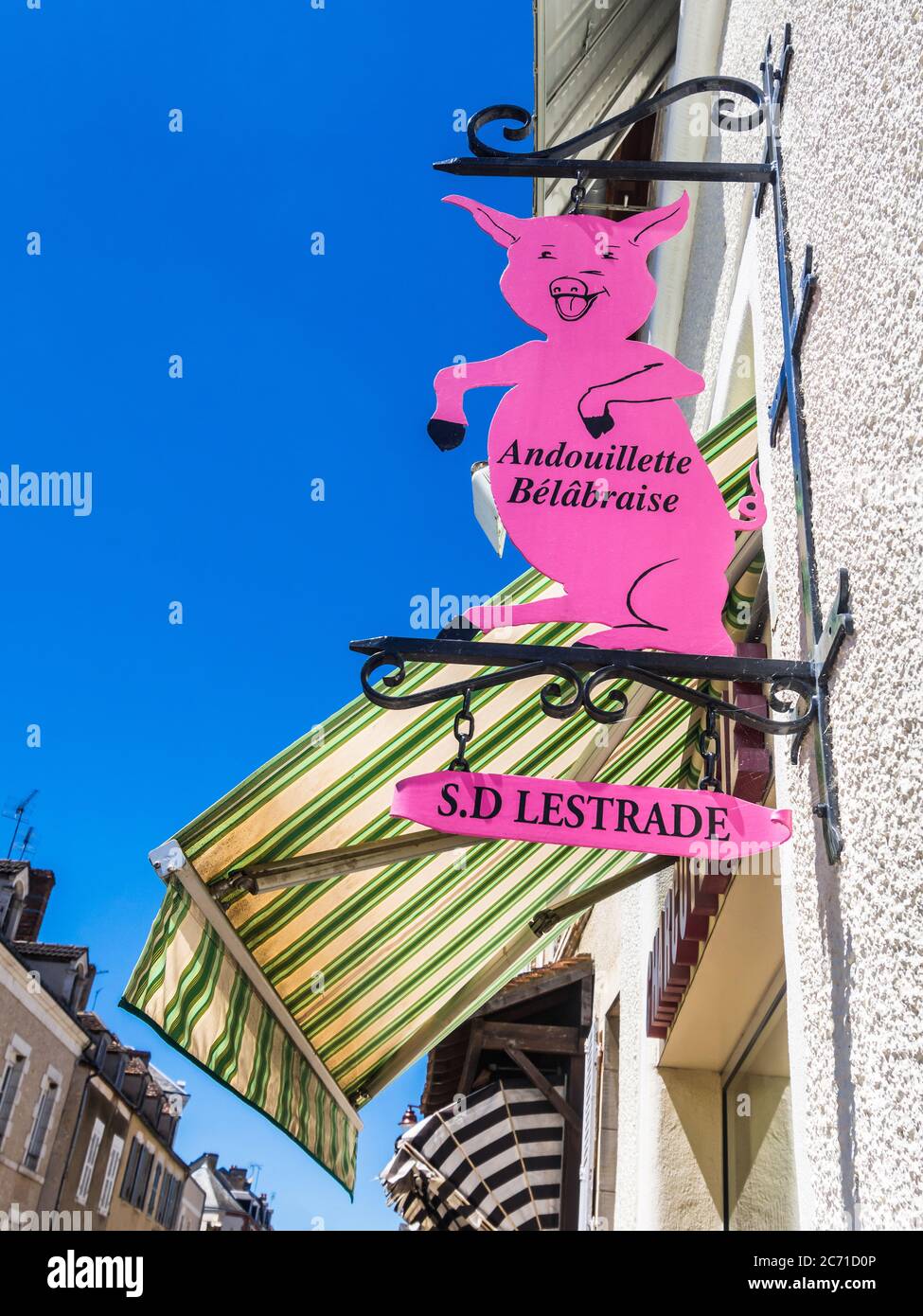 Schild mit rosafarbenem Schwein über dem Eingang des Metzgers, in Belabre, Indre (36), Frankreich. Stockfoto