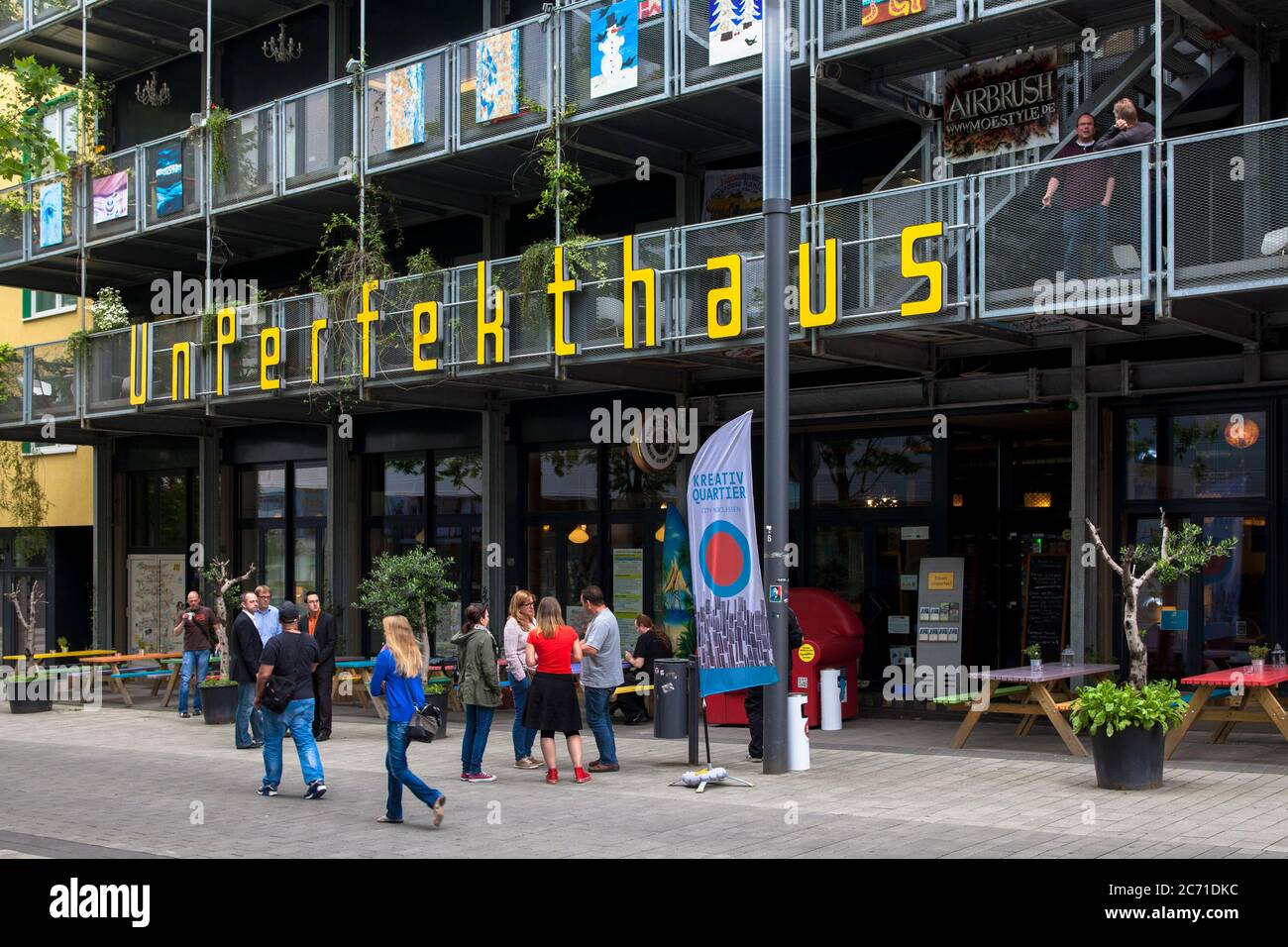 Deutschland, Nordrhein-Westfalen, Ruhrgebiet, Essen, das Unperfekt Haus, bietet Restaurants und Übernachtungsmöglichkeiten und einen großen Platz für sem Stockfoto